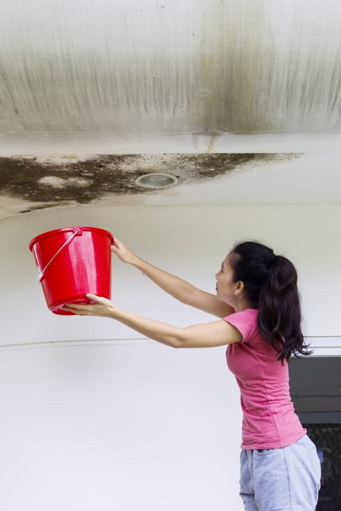 Quels sont les signes d’un dégât des eaux au plafond ?