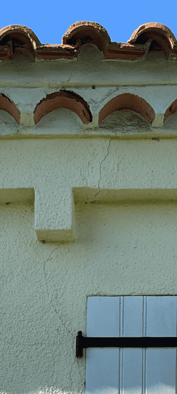fissure verticale facade maison sous toiture tuiles genoise expertise batiment