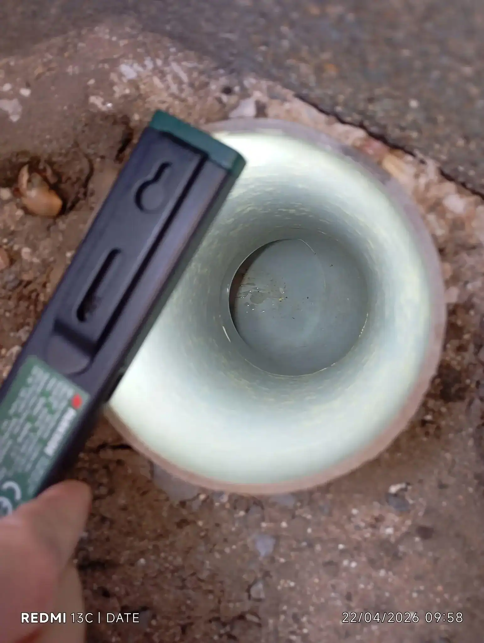 Eau stagnante dans un tuyau PVC en vide sanitaire, indice à documenter pour l'assurance canalisation enterrée.