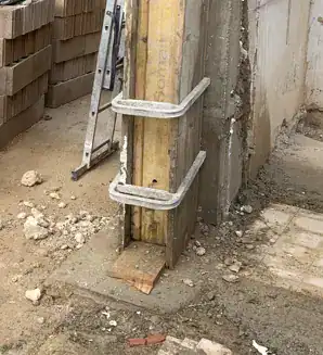 Différence de niveau sur une dalle béton en rénovation, désordre que le bureau d'étude structure recalcule avant reprise.