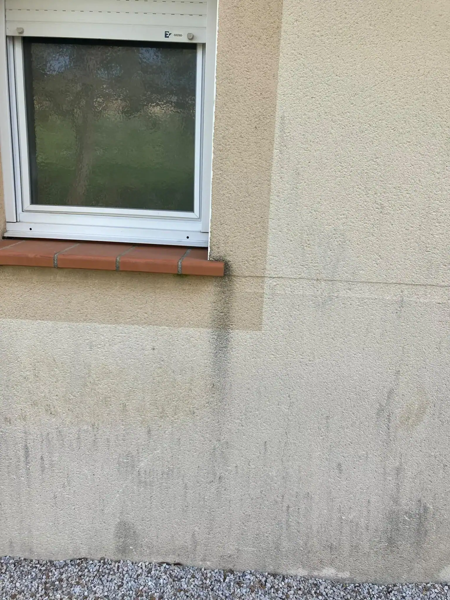 Traces d'humidité et micro-fissure sous une allège, point de contrôle d'un audit achat maison termites en bâti ancien.