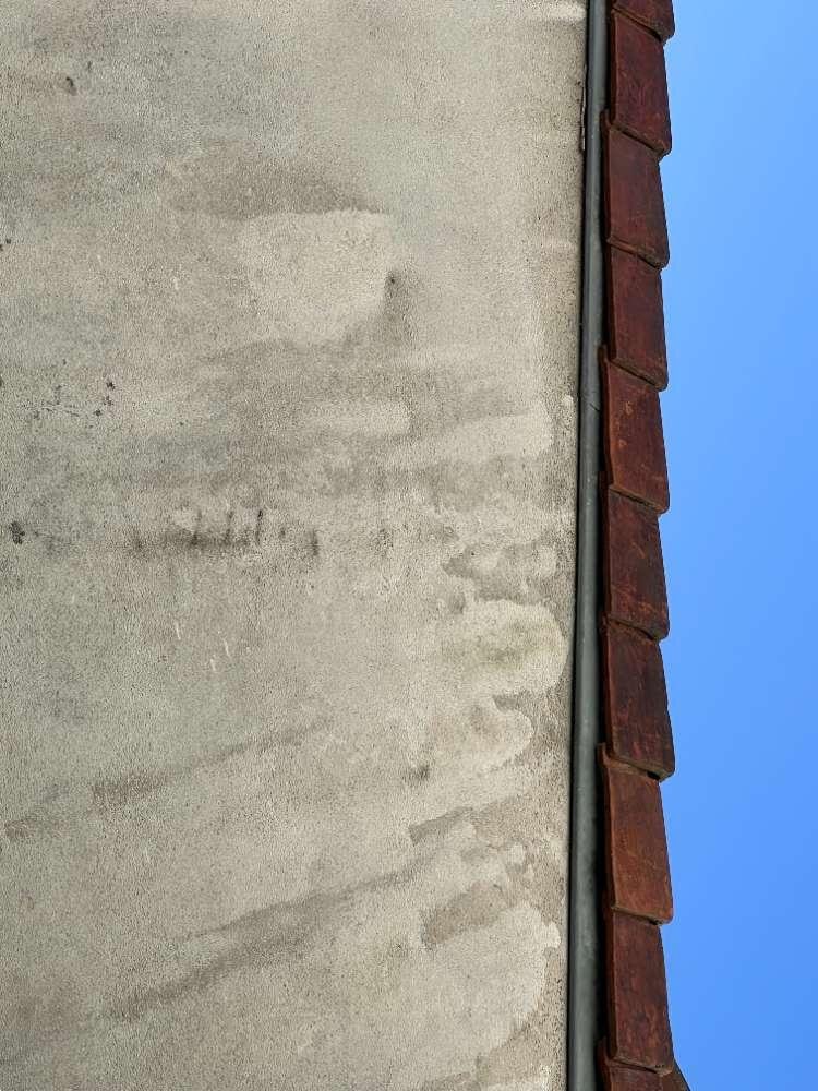 Enduit décollé et humidité sur mur pignon, origine possible d'une moisissure mur chambre côté intérieur.