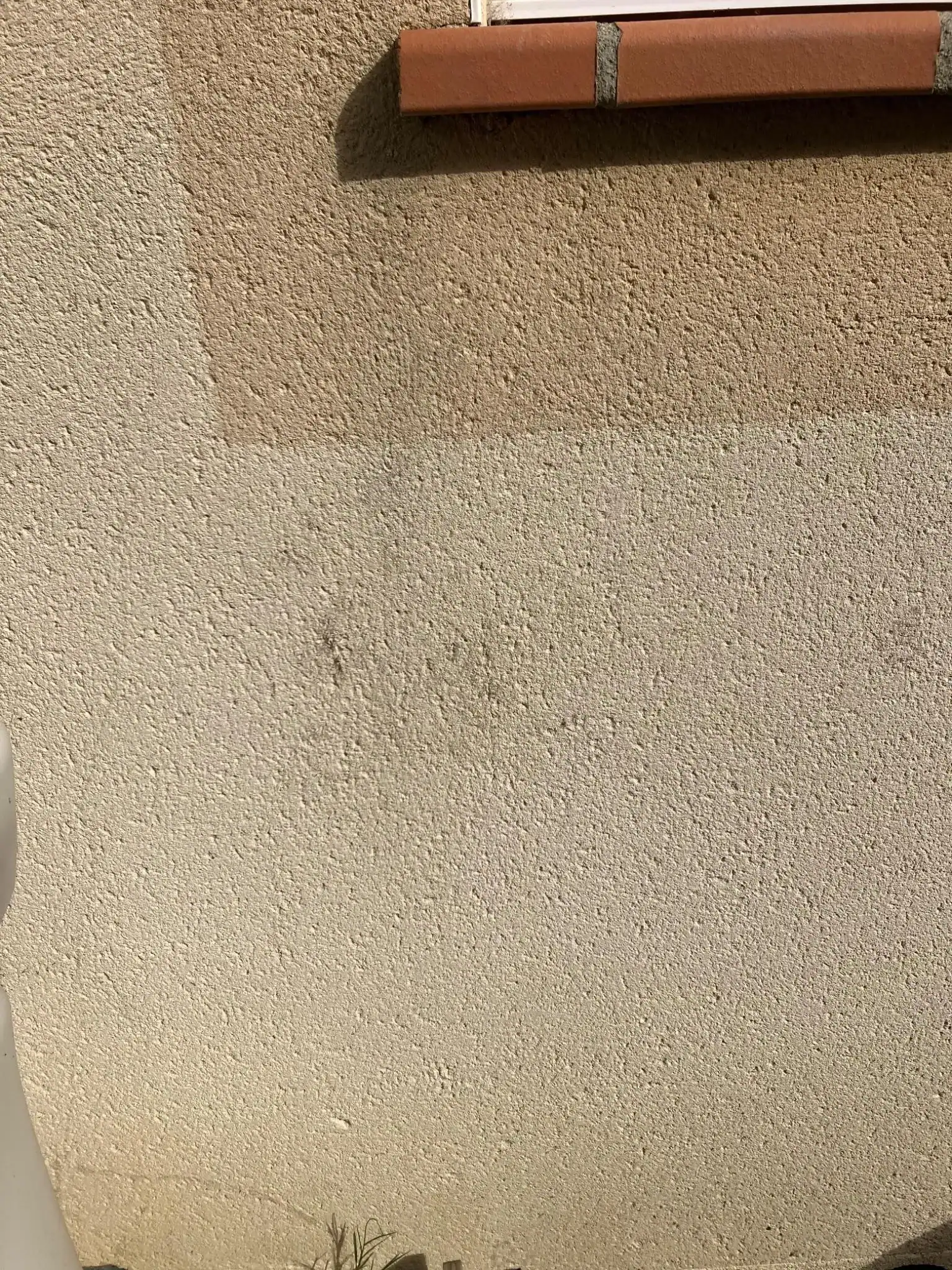 Micro-fissures d'enduit sous appui de fenêtre, désordre à joindre en photo à la lettre déclaration fissures mairie.