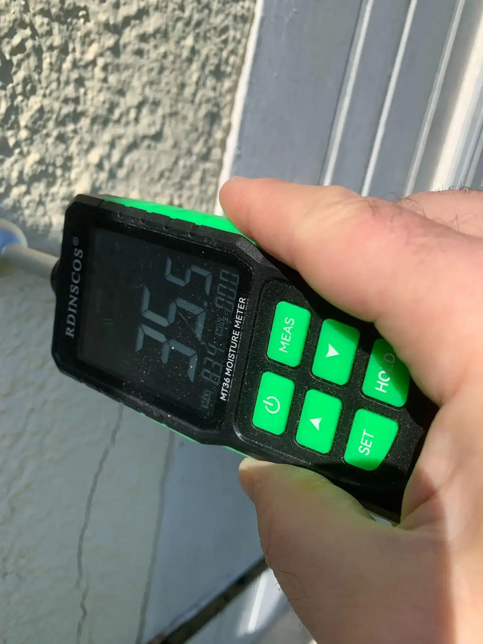 Mesure d'humidité sur façade fissurée, un constat technique clé pour choisir expert d'assuré compétent après sinistre.