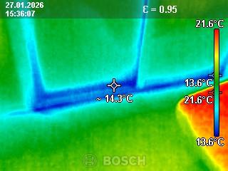 Thermogramme d'une baie vitrée montrant un défaut d'étanchéité en traverse basse, désordre à qualifier pour la décennale.