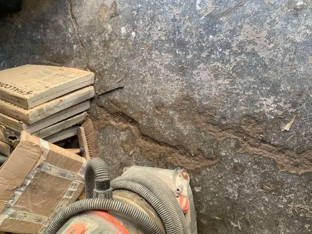 Fissure horizontale ouverte sur une dalle béton de garage, désordre typique examiné lors d'une expertise de radier béton.