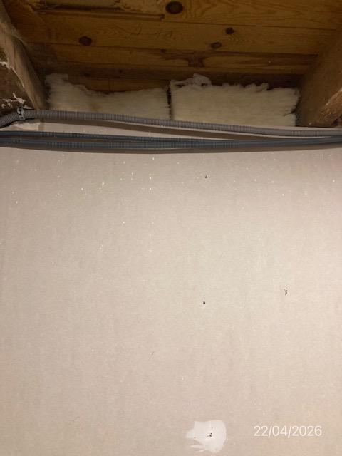 Plaques de plâtre non jointives, isolant apparent sous toiture : inachèvement à réserver à la réception des travaux.