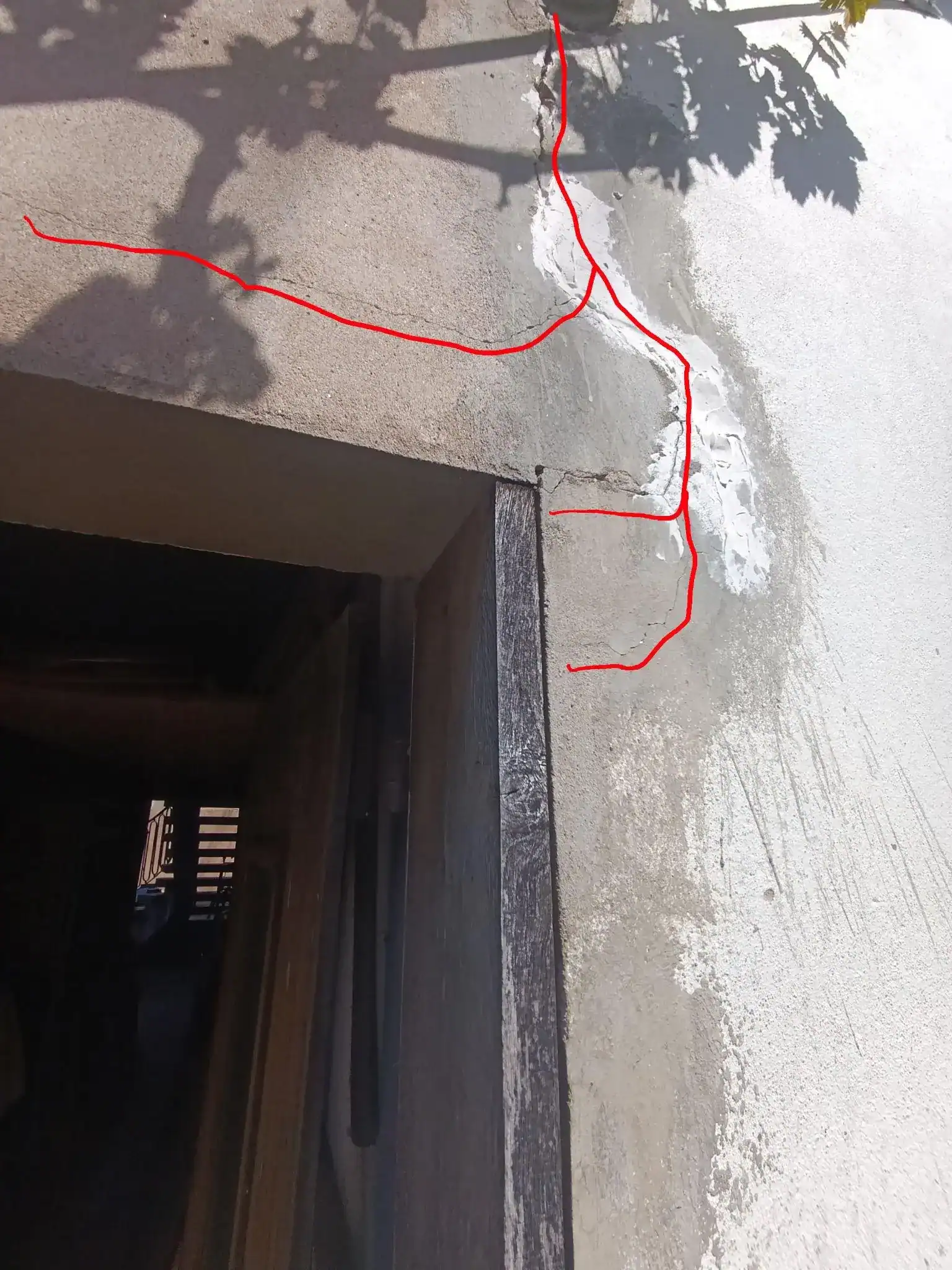 Fissures d'enduit en angle de linteau marquées par l'expert, exemple de réserve à porter au PV de livraison VEFA.