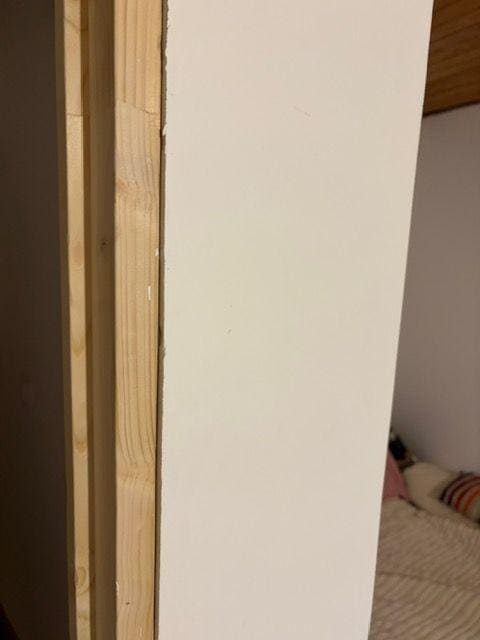 Fissure entre une cloison en plâtre et un cadre de porte en bois, désordre chiffré lors d'une expertise d'assurance sur….